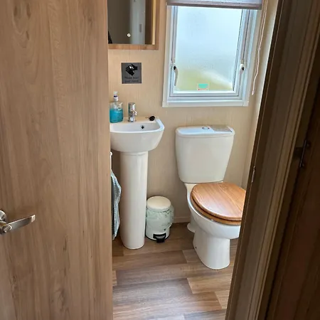 Casa vacanze Woodpecker Lodge, Camelot Park, Ca6 5sz